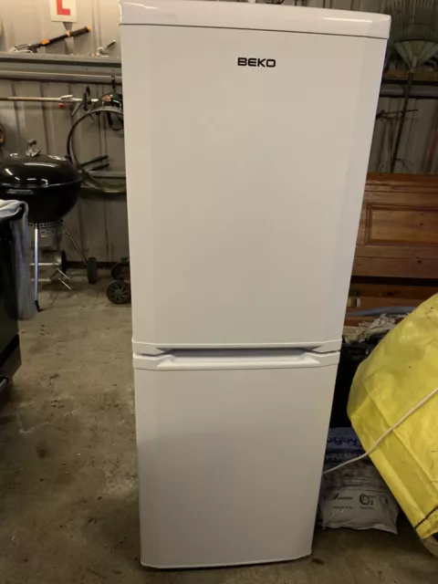 Beko ccfm3571w deals fridge freezer