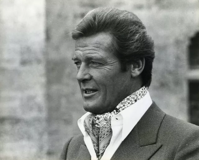 Roger Moore The Persuaders James Bond era Fashion Portrait Original 8x10 Photo