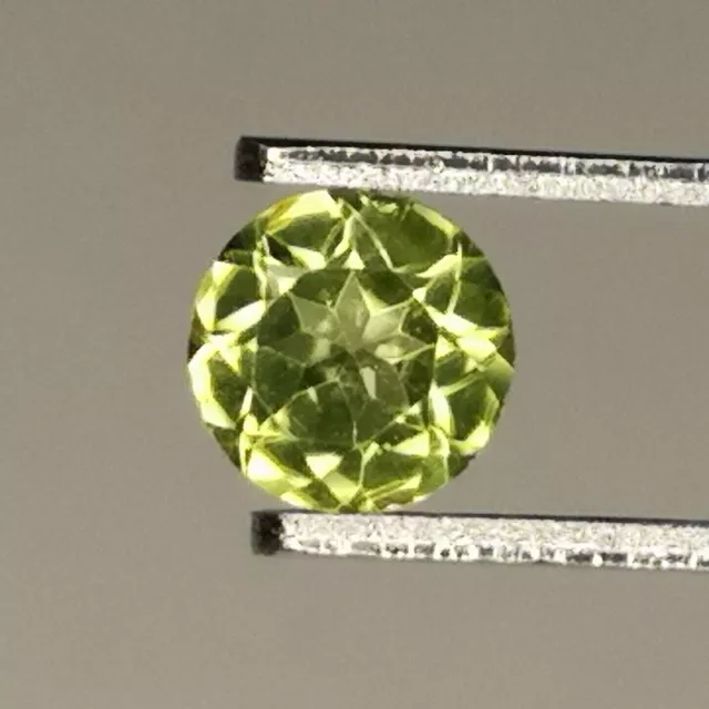 Péridot naturel d'Afrique - Rond 0.54 Carat - 5 mm