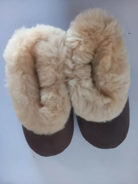 Unisex warm and soft Peruvian slippers made  handmade in natural alpaca fur 3