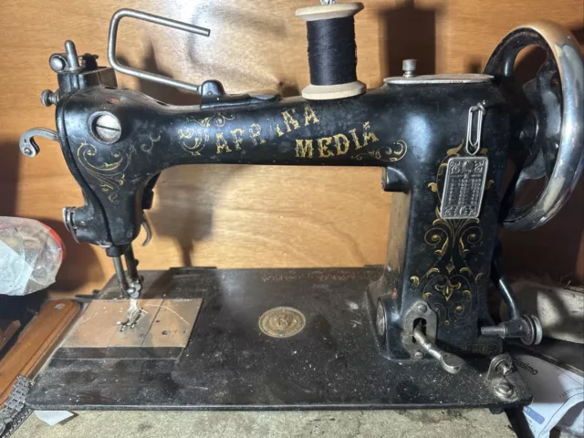 Antiguo Máquina de Coser Afrana Media