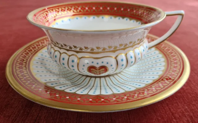 Tasse à thé porcelaine Wedgwood modèle Queen of hearts très bon état