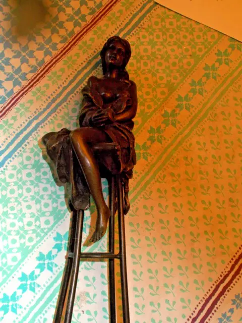 Statue De Femme En Bronze Sur Un Tabouret