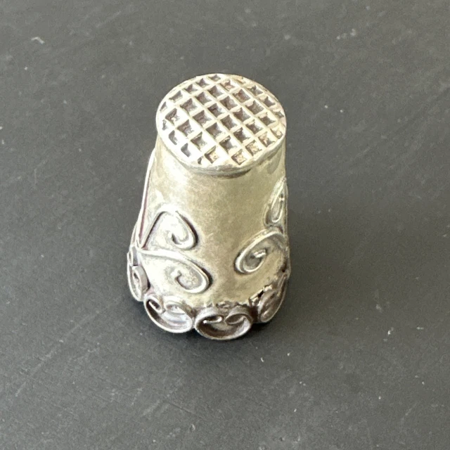 Dé à Coudre Ancien En Argent Massif - Décors Fleuris - Fabrication Française