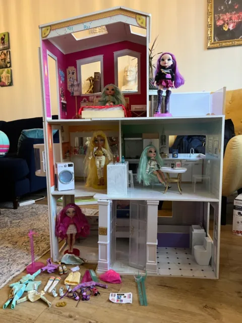 Rainbow high dolls house with 5 dolls, clothes and accessories.