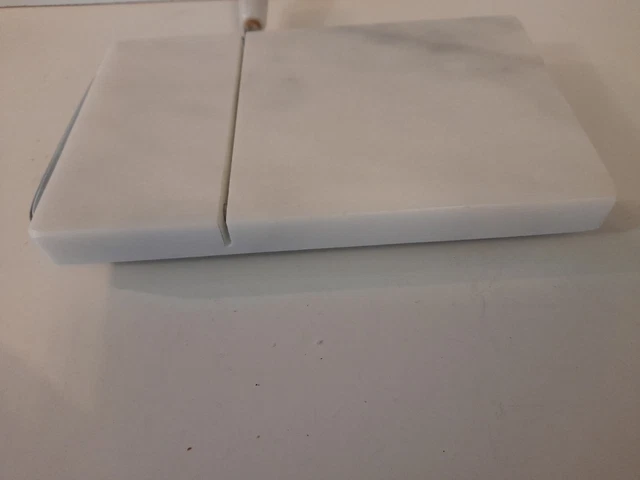 Weißer Marmor Käsebrett mit Schneiddraht. 9