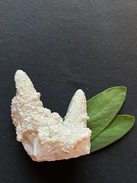 Quarz mit Calcit aus Rumänien / 8,3x7,2x4,5cm / 6,6g / M-00004