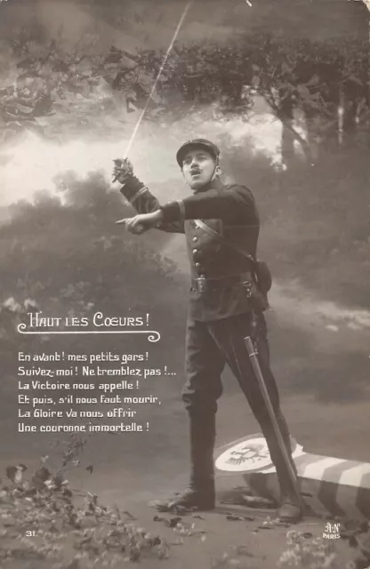 CPA fantaisie - Jeune militaire au combat. "Haut les Coeurs! En avant..."