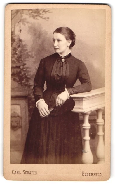 Fotografie Carl Schäfer, Elberfeld, Kipdorfstrasse 57, Portrait Junge Dame in s