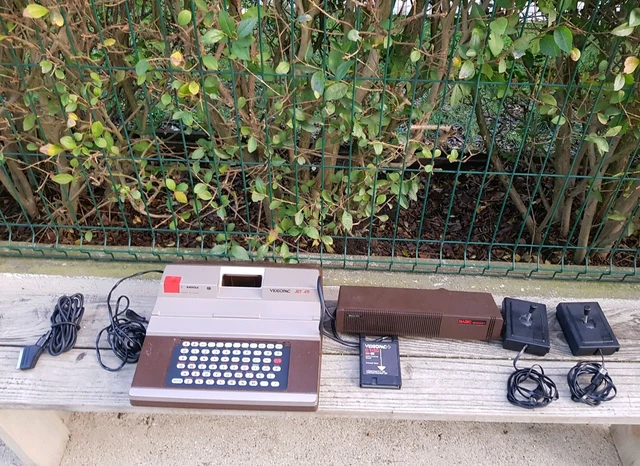 Vitrine avec lot de jeux et consoles vintages - , les ventes publiques en 1 clic