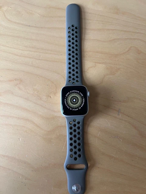 Apple Watch SE Nike 40mm Silber Aluminiumgehäuse mit Olivgrünem/schwarzen..