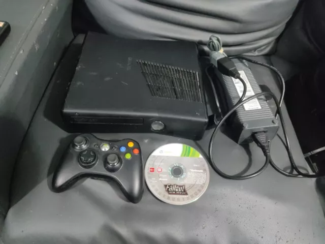 Xbox 360 Slim 250GB Console Bundle - Controller
