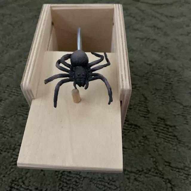 Wooden Prank Spider Scare Box Hidden in Case Trick Play Joke Scarebox Gag Toy