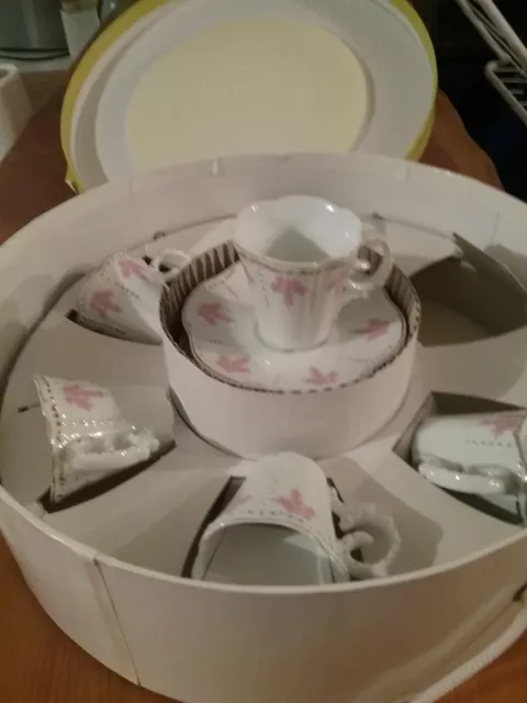 service à café 6 Tasses et ses Soucoupes neuf dans cartion d origine 