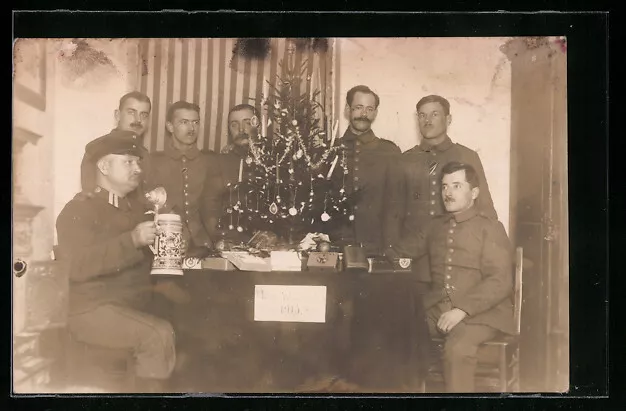 Foto-AK Soldaten mit Geschenken unterm Weihnachtsbaum