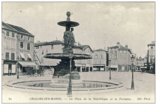 CPA 51 MARNE Chalons sur Marne Place de la République (12007)