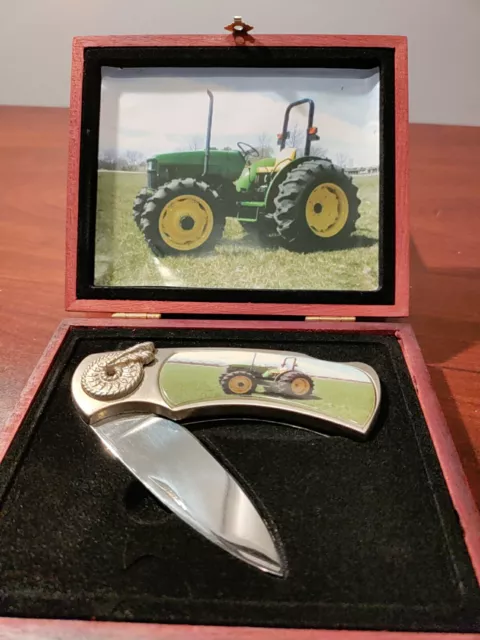 New  Collectors John Deere Tractor Folding Lock Blade Pocket Knife in Wood Box