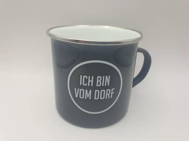 Emaille Becher Kaffeetasse "Ich bin vom Dorf" mit Henkel 500ml, Ø10x9 cm