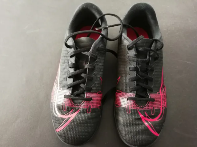 Nike Mercurial Gr 35,5 Kinder Fussballschuhe Hallenschuhe schwarz rot mit Karton