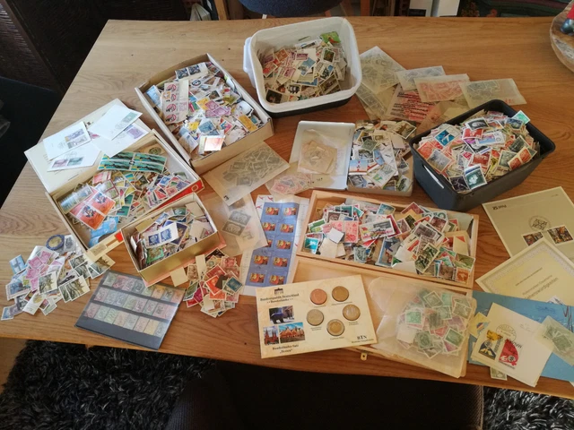 Tausende von Briefmarken aus aller Welt, ca. 1,5 kg..wahrscheinlich zehntausende