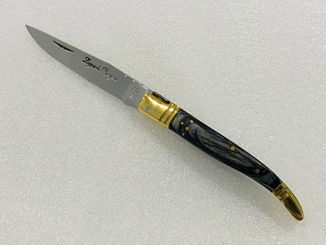 Couteau de poche Laguiole avec son manche en bois noir de 10 cm.