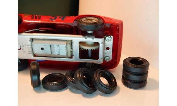 Pneus pour voitures Revell 1/32e années 60/70 , 2 paires AV + 2 paires AR