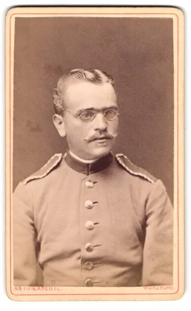 Fotografie Anton Kreutl, Würzburg, Portrait Soldat in Uniform mit Nickelbrille