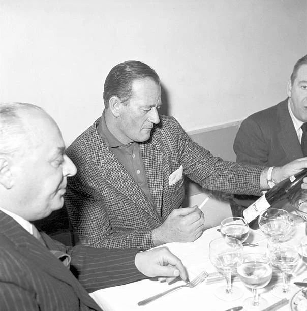 JOHN WAYNE VISITING Rome 1956 Old Film Star Photo 2 $9.00 - PicClick AU