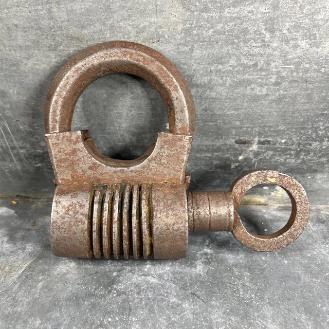 Cadenas en forme de clé antique avec secret et déception
