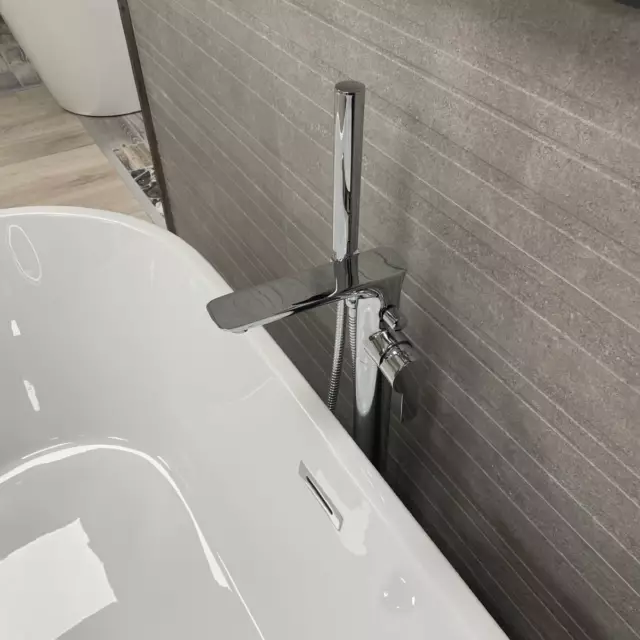 Grifo de baño de pie con cabezal mezclador para teléfono de ducha, elegante acabado cromado 2