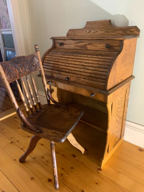 Antique Oak  Childs  Victorian  Roll / cylinder top Desk w/Chair