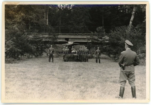 Orig. Foto Grabkiste Beerdigung Pilot bei Fieseler Fi 156 Storch Flugzeug