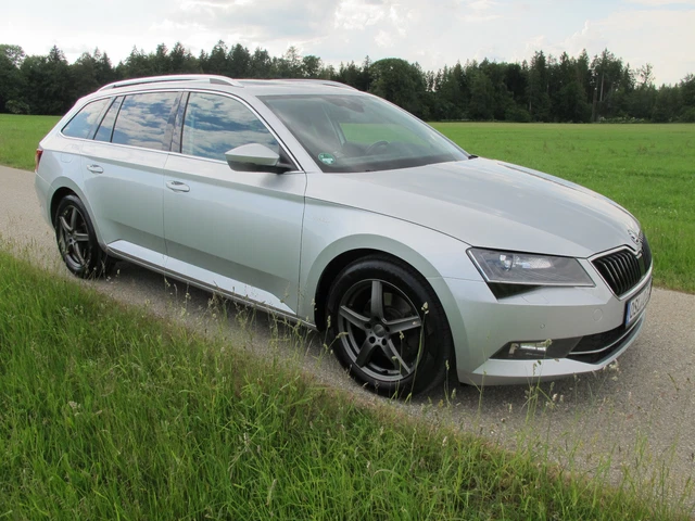 Skoda Superb Combi 2.0 TDI L&K Standheizung/Navi/Leder/Pano/AHK/SitzLüftung Skoda Superb Combi 2.0 TDI L&K Standheizung/Navi/Leder/Pano/AHK/SitzLüftung