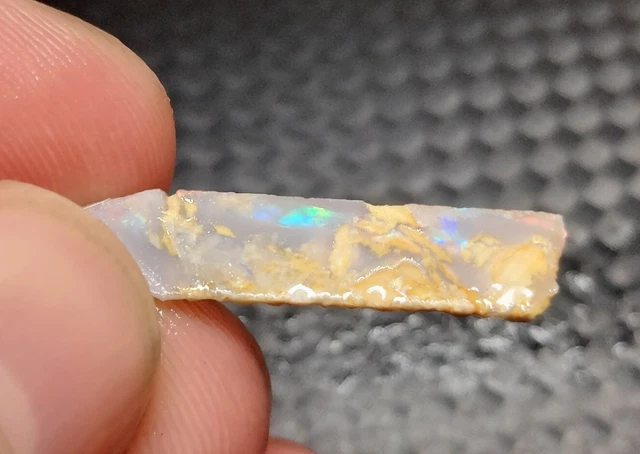 Pietra preziosa esemplare opale naturale grezza 2,035 carati