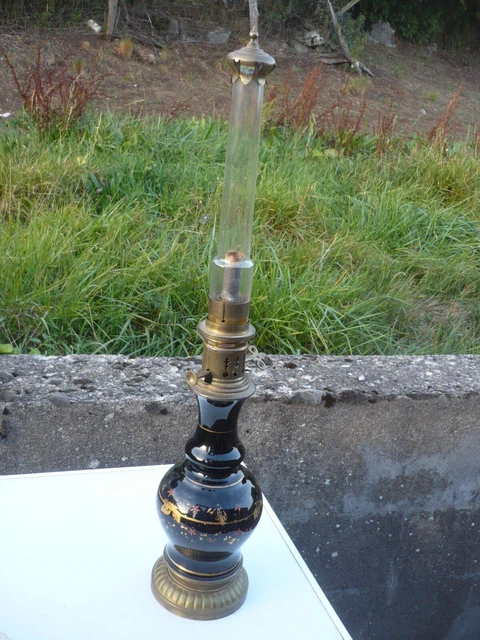 Lampe à Pétrole Ancienne En Opaline Et Cuivre Avec Mèche Fonctionnelle Vintage