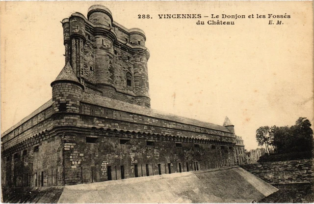 CPA Vincennes Le Donjon et les Fosses (1347208)