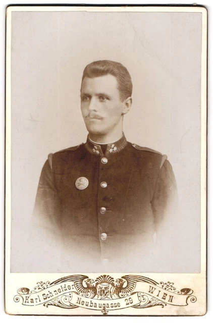 Fotografie Karl Schneider, Wien, Neubaugasse 29, Portrait M. Herold in Uniform