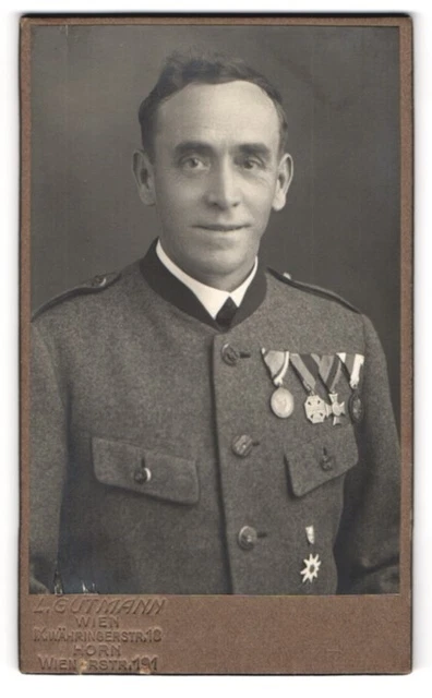 Fotografie L. Gutmann, Wien, Jäger in Uniform mit Orden und Edelweiß an der Bru