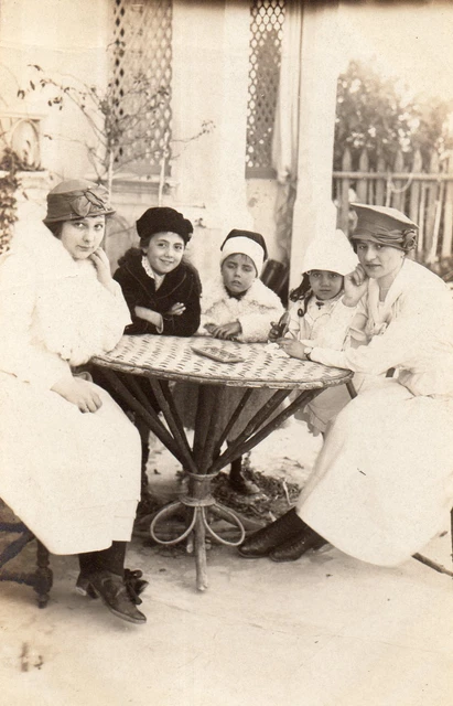 BK297 Carte Photo vintage card RPPC Femme woman mode fashion enfants assis table