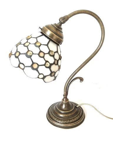 Lampada da tavolo in ottone brunito con vetro Tiffany bianco