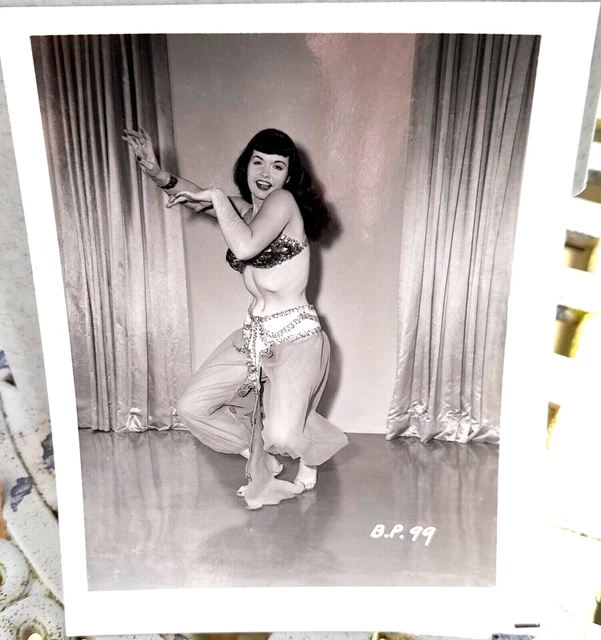 Foto B&W 4 pulgadas x 5 pulgadas PÁGINA BETTIE de IRVING KLAW BP99 Vintage Original años 50