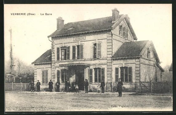 CPA Verberie, La Gare, le bâtiment de la Gare, vélo