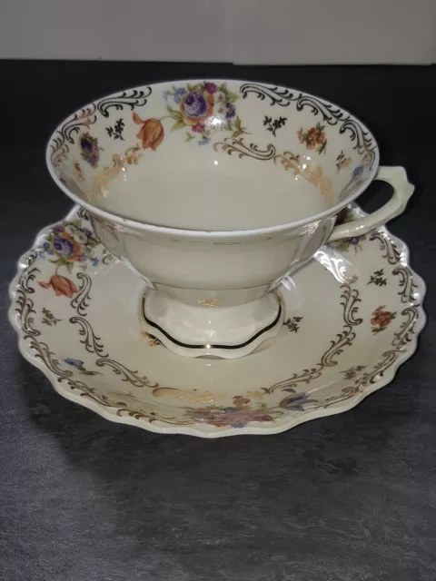 Grande tasse et sa sous tasse en Porcelaine de Limoges.