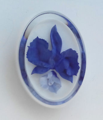LAYERED WHITE & CLEAR ICE plastic REVERSE CARVED BROOCH PIN ROYAL BLUE FLOWER