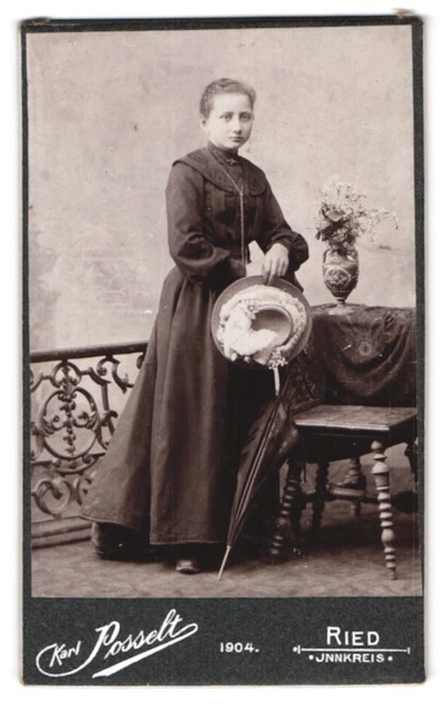 Fotografie Karl Posselt, Ried, Kirchenplatz 17, Junge Dame im Kleid mit Hut in