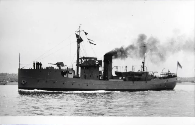 Patrouilleur britannique "Basset" appareillant de Portsmouth en mai 1937