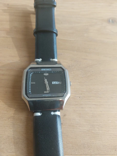 Montre numérique Casio Unisexe Calculator CA-53W-1Z - Design rétro noir