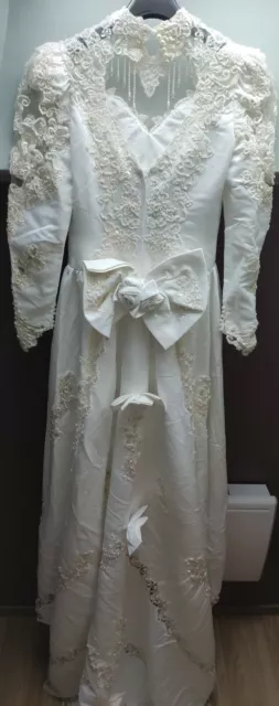 Robe de mariée blanche avec traîne et perle, broderie