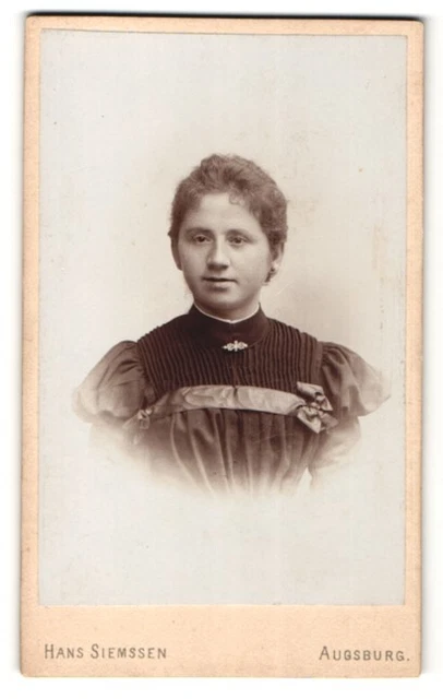 Fotografie Hans Siemssen, Augsburg, Portrait junge Hausfrau mit Schmuck - Brosc