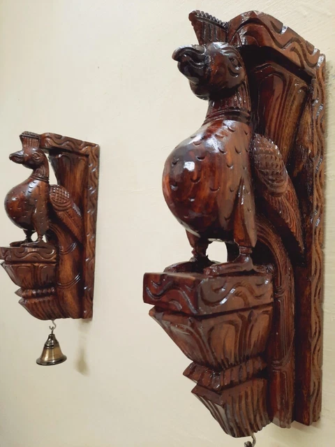 Hölzernes Corbel/Klammer-Vogelpaar. Wand Dekoration. Aus Holz geschnitzt....